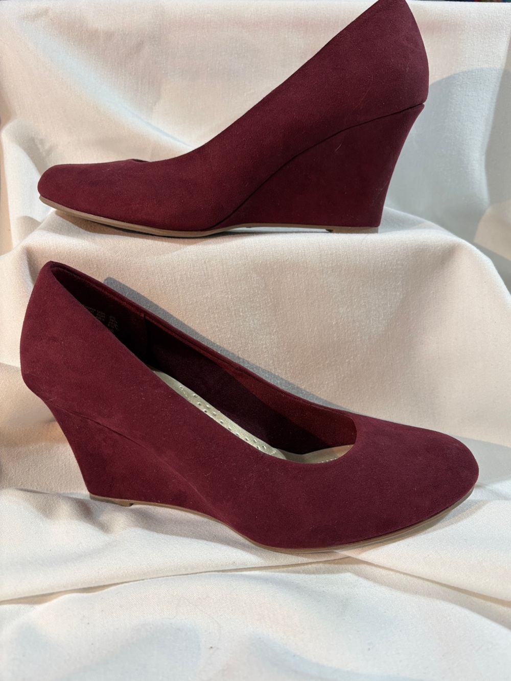 dexflex comfort Burgundy Suede Wedge Pumps size 8.5 NNT